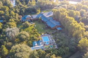 an aerial view of a house with a swimming pool at Delta Eco Resort & Spa in Tigre