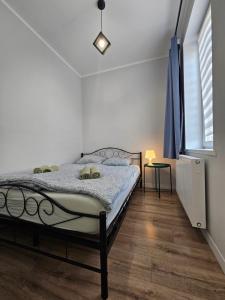 Ένα ή περισσότερα κρεβάτια σε δωμάτιο στο Apartamenty KDN Metalowców