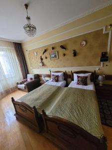 Postel nebo postele na pokoji v ubytování David Hotel - Ethno style