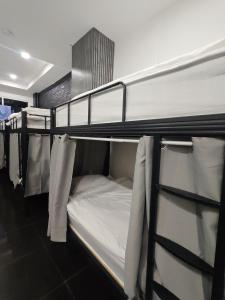 Postel nebo postele na pokoji v ubytování TJ Patong HOSTEL