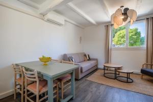 Posezení v ubytování Small stone mas T2 in a tourist residence + 19 fotografií