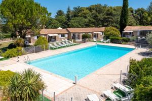 Bazén v ubytování Pretty provençal house nebo v jeho okolí