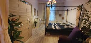 a bedroom with a large bed in a room at Loft-Style im Bremer Zentrum in Bremen