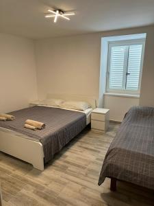 ノヴァリャにあるMimis Apartmentsのベッドと天井扇風機のある寝室 +13枚の写真
