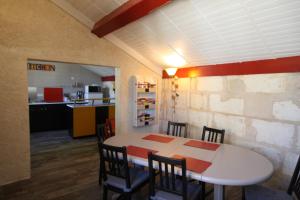 a dining room and kitchen with a table and chairs at LA PONCÉ SECRÈTE in Poncé sur Le Loir