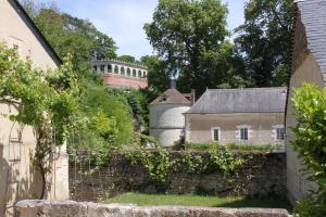 Poncé sur Le Loir的住宿－LA PONCÉ SECRÈTE，远处的一座古房子和一座城堡