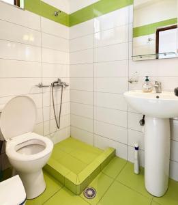 Koupelna v ubytování Antonia Rooms Qeparo + 28 fotografií