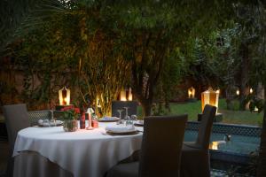 Bazén v ubytování Dar Rhizlane, Palais Table d'hôtes & SPA nebo v jeho okolí