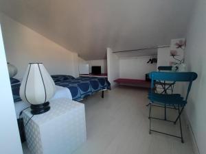 BluBed Montagna - Doppia con Bagno في سان جوفاني تياتينو: غرفة نوم بها سرير وطاولة وكرسي