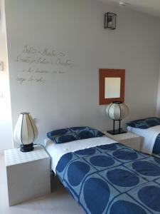 BluBed Montagna - Doppia con Bagno في سان جوفاني تياتينو: غرفة نوم بسريرين وكتابة على الحائط