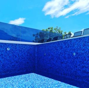 a room with a blue wall with a blue sky at LUXURY VILLA HELENA in Kaštela