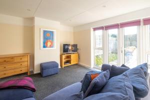 TV a/nebo společenská místnost v ubytování 6 Franklin Rd - Aldeburgh Coastal Cottages