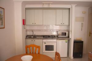 Kuchnia lub aneks kuchenny w obiekcie Apartamentos Topacio Unitursa