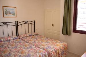 Łóżko lub łóżka w pokoju w obiekcie Apartamentos Topacio Unitursa