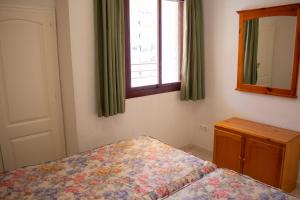 Łóżko lub łóżka w pokoju w obiekcie Apartamentos Topacio Unitursa