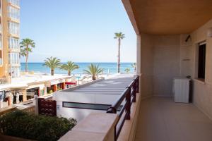 balkon z widokiem na plażę w obiekcie Apartamentos Topacio Unitursa w mieście Calpe