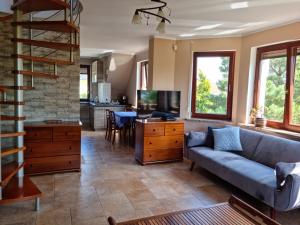 ジブヌベクにあるWilla Etnaのソファとテレビのあるリビングルーム