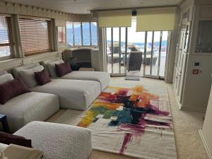 een woonkamer met 2 banken en een kleurrijk tapijt bij Riva 130 in Cannes