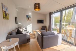 TV a/nebo společenská místnost v ubytování Riverside Cabins