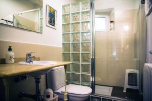 łazienka z umywalką, toaletą i prysznicem w obiekcie Armaño Rural G10069 w mieście Tama +32 zdjęcia