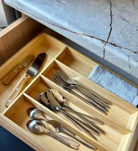 a wooden drawer with utensils in a wooden drawerlicts sidx sidx sidx sidx at Квартира 4-40 in Balqash