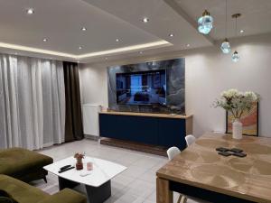 希尔蒂盖姆Appartement Rooftop - 5 min Centre ville Strasbourg的带桌子和电视的客厅