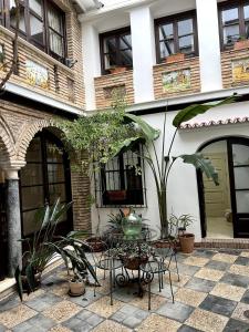 une table et des chaises devant un bâtiment dans l'établissement La casa del Retablo, à Cordoue