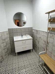une salle de bain avec un lavabo et un miroir dans l'établissement La casa del Retablo, à Cordoue