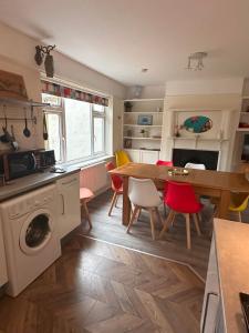 Köök või kööginurk majutusasutuses The Tudors Modern 3-Bed Home with Fast WiFi, Private Drive & Near Town Center