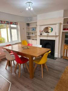 Posezení v ubytování The Tudors Modern 3-Bed Home with Fast WiFi, Private Drive & Near Town Center