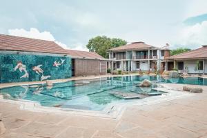 Temple Tree Retreat内部或周边的泳池