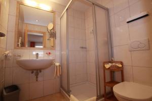 A bathroom at Apart Bergkristall