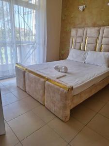 Postel nebo postele na pokoji v ubytování Dee's Beach View Apartment + 3 fotografie