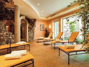 a waiting room with chairs and a stone wall at Apart Gipfelstürmer in Landeck