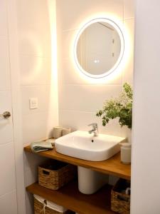 une salle de bain avec un lavabo et un miroir dans l'établissement Iturrama Nomada loft by Clabao, à Pampelune