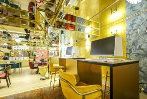 Televiisor ja/või meelelahutuskeskus majutusasutuses Carat Hotel Yerevan