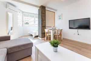 a living room with a couch and a table at Super Loft Plazamar Torre del Mar 2 Huésped Playa in Torre del Mar