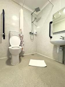 un bagno con un water e un lavandino di Epsilon Hotel a Londra
