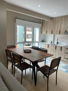 a dining room table and chairs in a kitchen at Soleado 2 - A 8 min a pie de la playa San Lorenzo in Gijón
