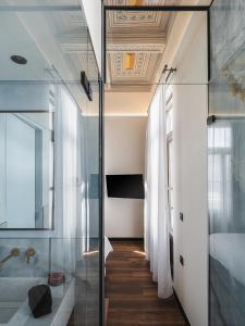 een badkamer met een glazen douche en een bad bij Bouquet Luxury Rooms in Chania