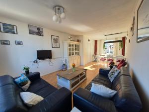 エグモント・アーン・ゼーにあるDe Groten Zesのソファとテーブルのあるリビングルーム