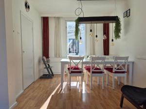 エグモント・アーン・ゼーにあるDe Groten Zesのテーブルと椅子のあるダイニングルーム