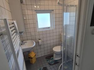 エグモント・アーン・ゼーにあるDe Groten Zesの洗面台、トイレ、窓のあるバスルーム +24枚の写真