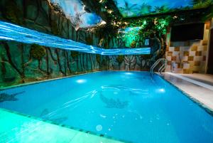 Bassein majutusasutuses Carat Hotel Yerevan või selle lähedal