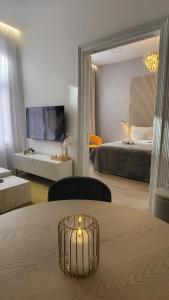 Una habitación con una mesa con una vela. en PAM22 Two bedroom Apartment, en Zagreb