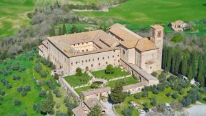 皮恩扎Monastero Sant'Anna in Camprena的带院子的大楼的鸟瞰图