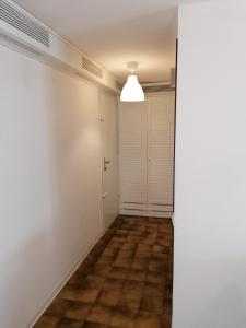 an empty room with a hallway with a door at Appartamento Zona ospedale in Treviso