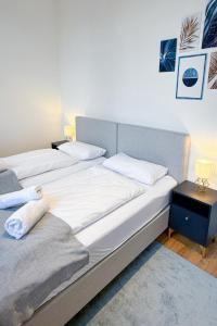 two beds with white sheets and pillows in a room at Neues und zentrales Apartment in der Essener Innenstadt von STAY YOUR WAY in Essen