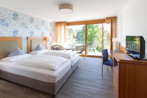 Postel nebo postele na pokoji v ubytování Hotel Knoblauch + 37 fotografií