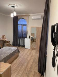 Televiisor ja/või meelelahutuskeskus majutusasutuses DECCA Hotel